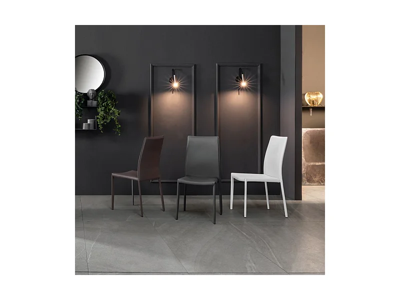 Lot de 4 chaises de salle à manger empilables vintage "Fiordaliso" en simili cuir blanc, 41x42 cm, hauteur 95 cm.