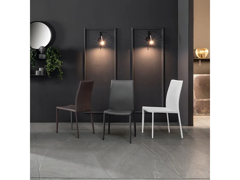 Set van 4 stapelbare vintage "Fiordaliso" witte imitatieleren eetkamerstoelen, 41x42 cm, 95 cm hoog.