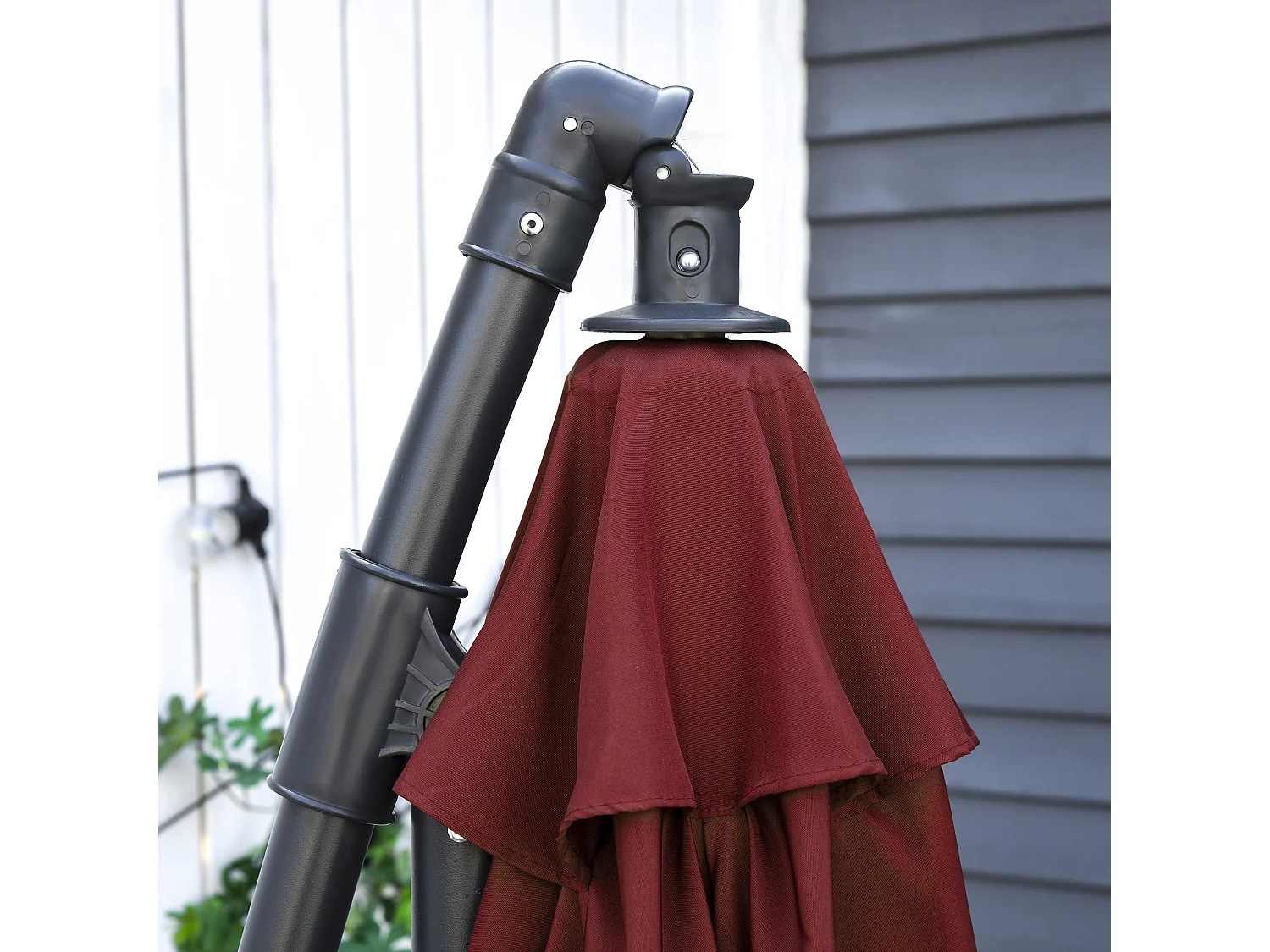 Parasol déporté octogonal inclinable manivelle pied acier Ø 3 x 2,5H m bordeaux