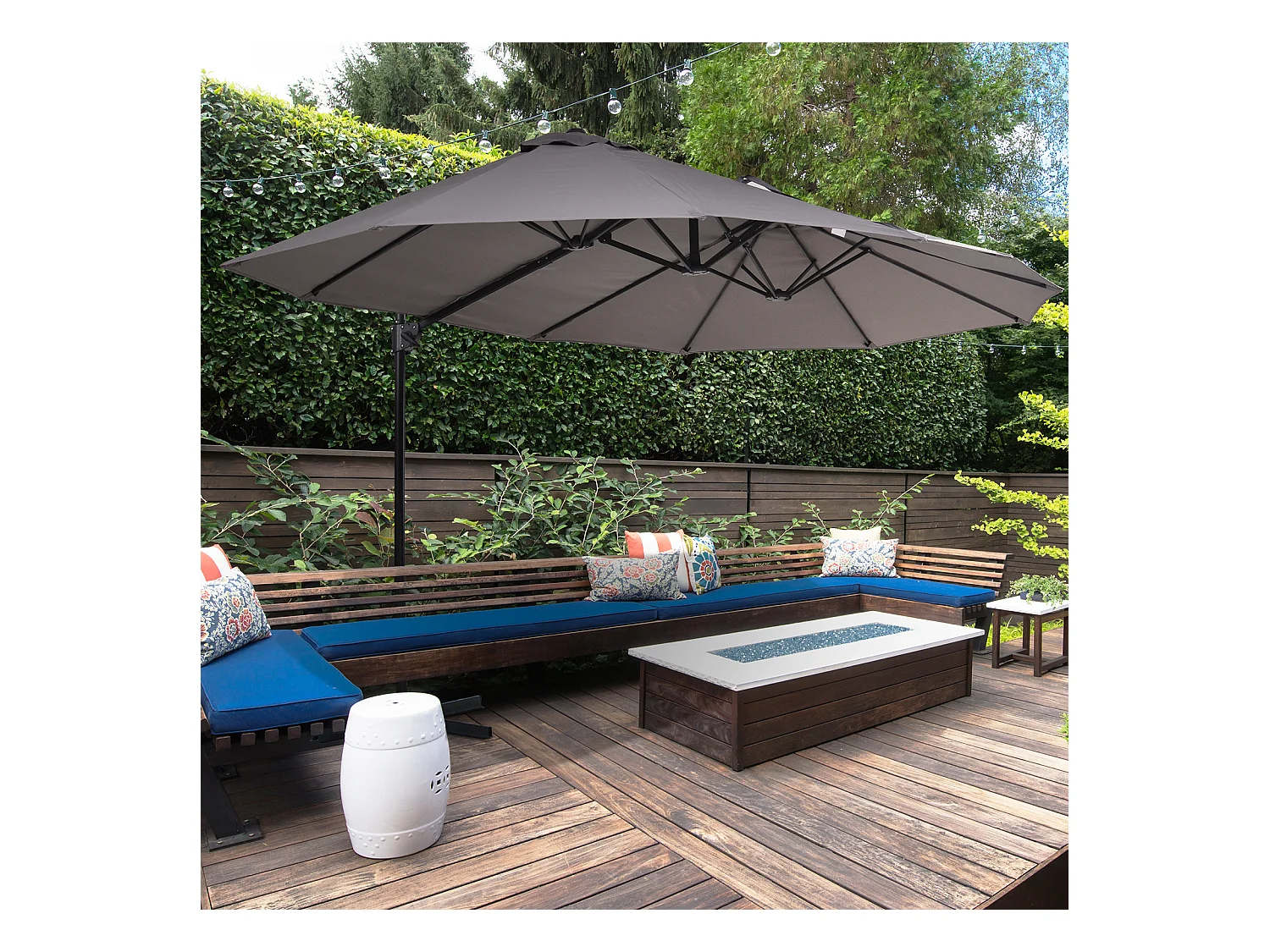 Parasol déporté grande taille XXL inclinable dim. 4,4L x 2,7l x 2,5H m piètement en acier inclus polyester gris