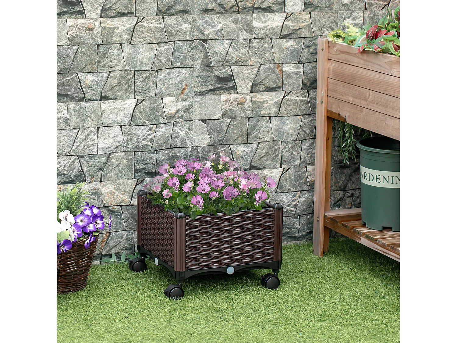 Jardinière sur roulettes dim. 40L x 40l x 31H cm insert d'irrigation plastique imitation rotin tressé chocolat