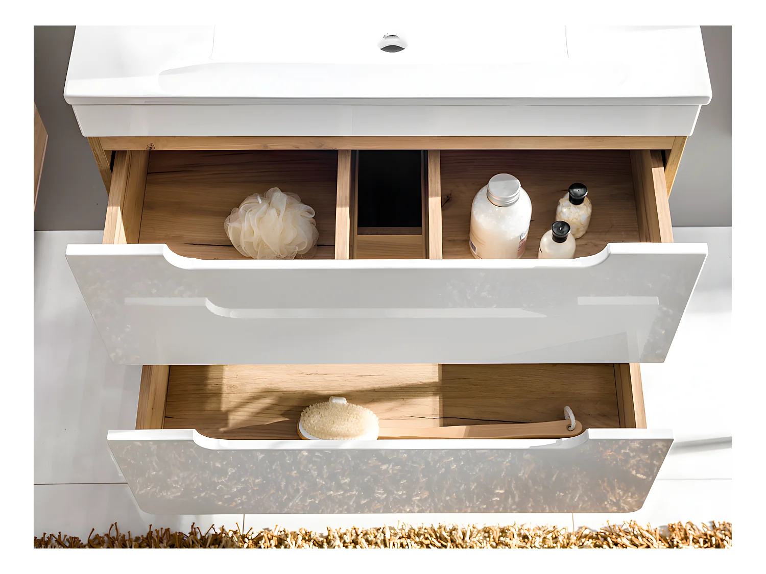 Væghængt badeværelsesmøbel med indbygget vask og to højskabe i naturfarve og hvid 80 cm ARUBA