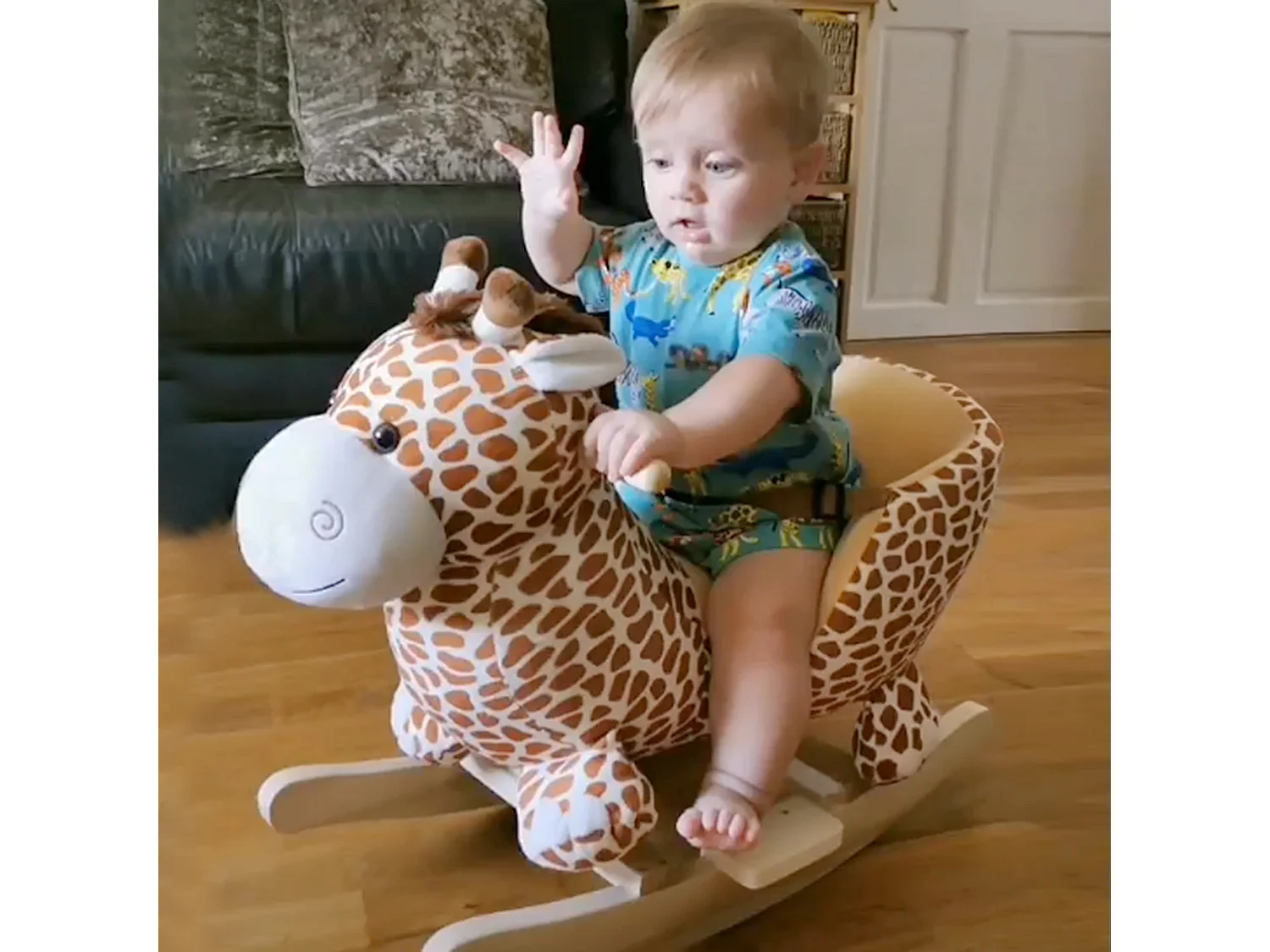 Jouet à bascule modèle girafon ceinture de sécurité fonction musicale 32 pistes marron beige