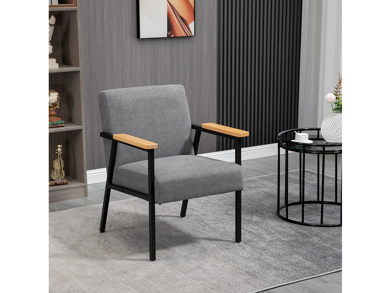 Fauteuil lounge style néo-rétro structure acier noir accoudoirs bois hévéa revêtement tissu aspect lin gris