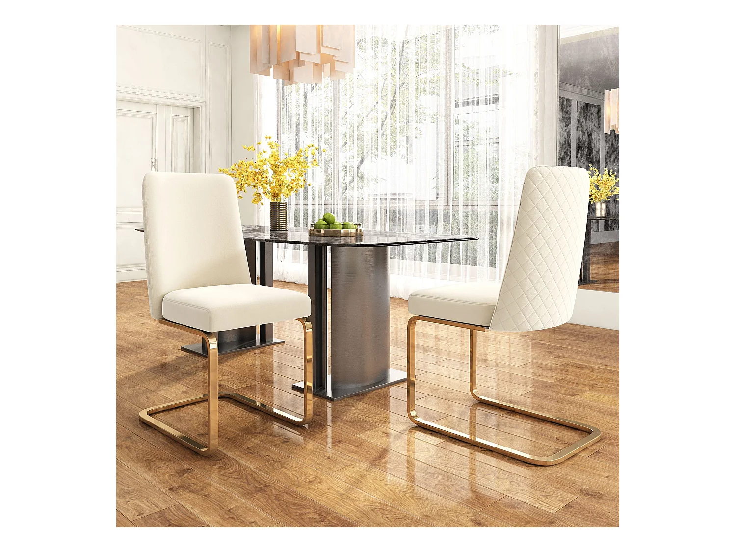 Juego de 2 sillas de comedor en terciopelo beige con respaldo tapizado y patas doradas.