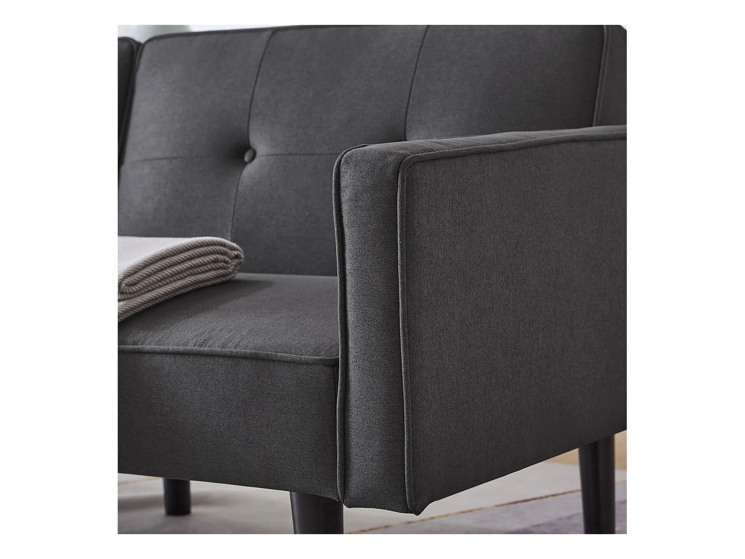 Dwuosobowa sofa z czarnej tkaniny lnianej z regulowanym, wyściełanym oparciem i drewnianymi nogami – do salonu lub sypialni