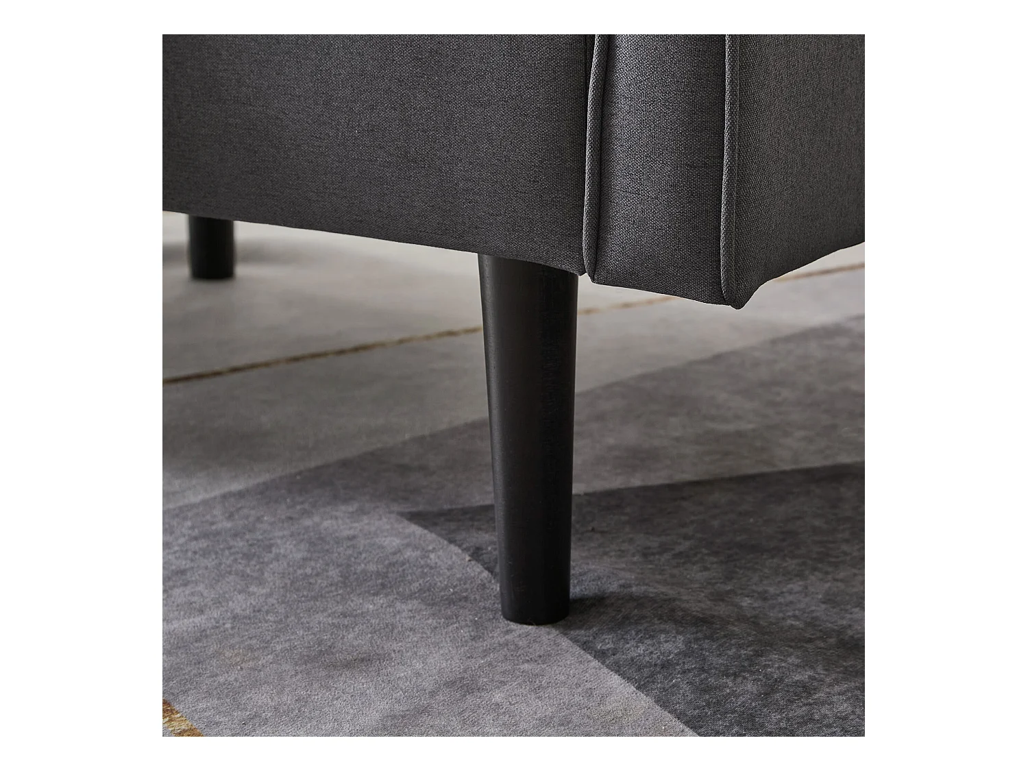 Dwuosobowa sofa z czarnej tkaniny lnianej z regulowanym, wyściełanym oparciem i drewnianymi nogami – do salonu lub sypialni