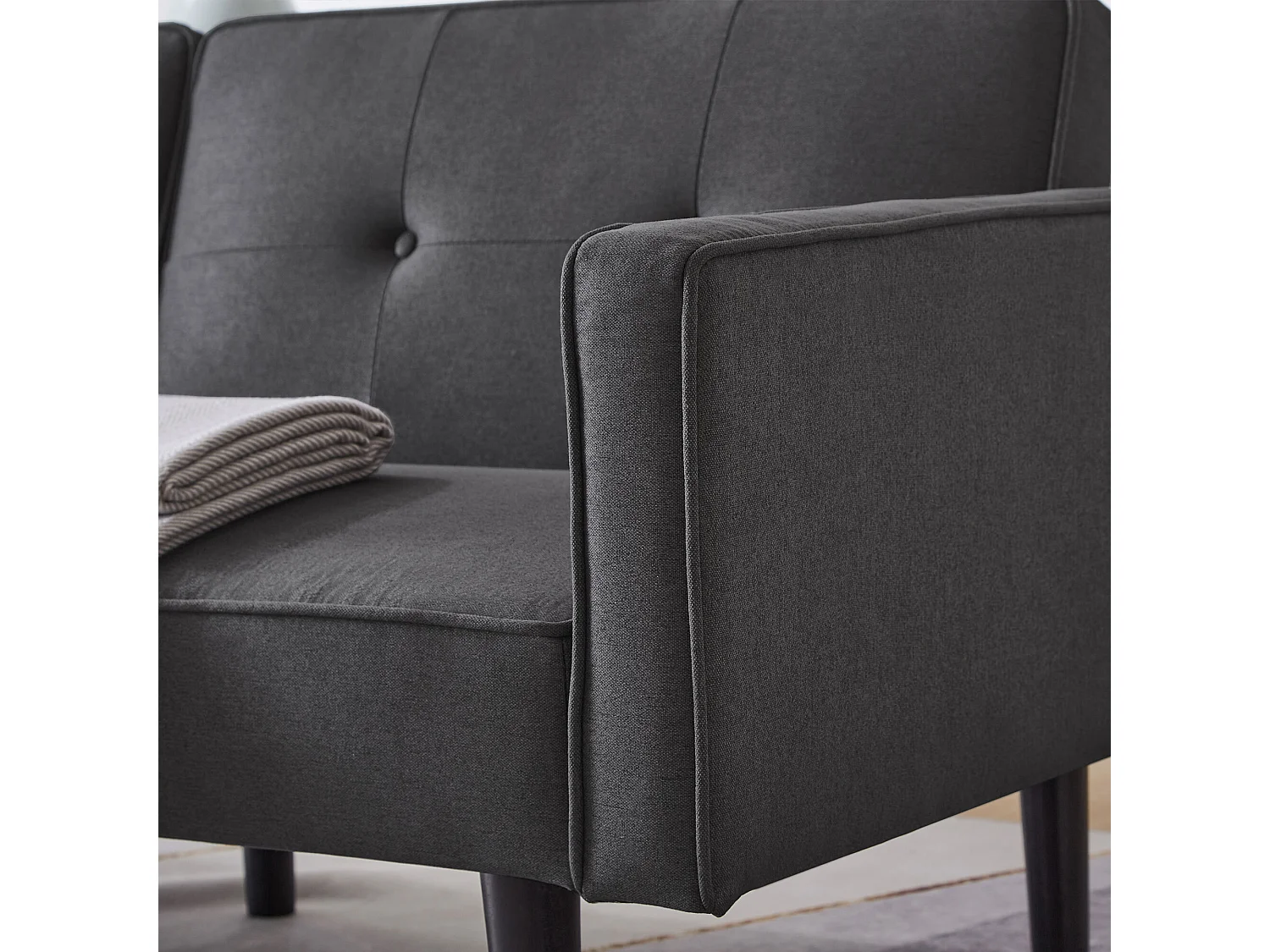 Zwarte linnen tweezitsbank met verstelbare, gewatteerde rugleuning en houten poten - voor woonkamer of slaapkamer