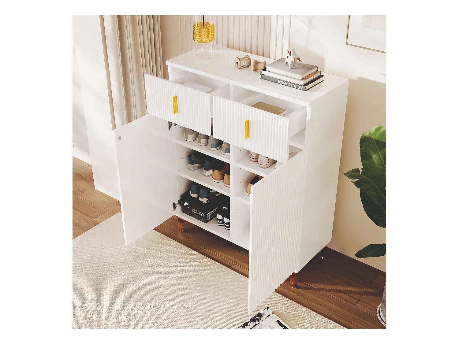 Meuble à chaussures blanc avec tiroirs, portes texturées, étagères réglables, poignées et pieds dorés - design élégant