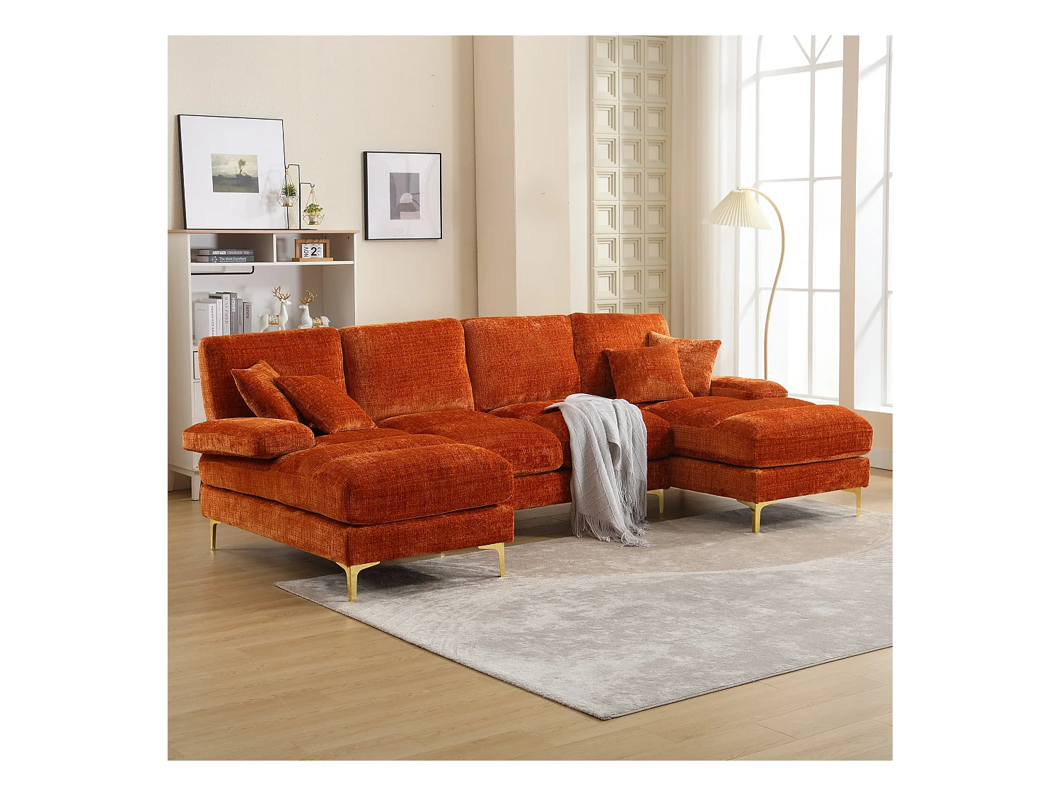 Pomarańczowa sofa w kształcie litery U z szenili, tapicerowana, z poduszkami i poduszkami dekoracyjnymi, do salonu i sypialni