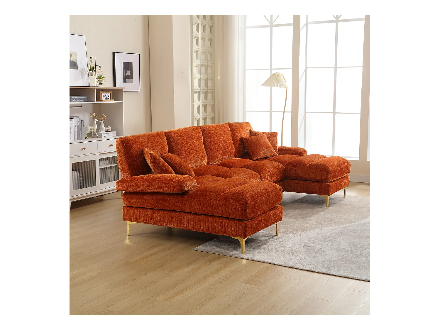 Pomarańczowa sofa w kształcie litery U z szenili, tapicerowana, z poduszkami i poduszkami dekoracyjnymi, do salonu i sypialni