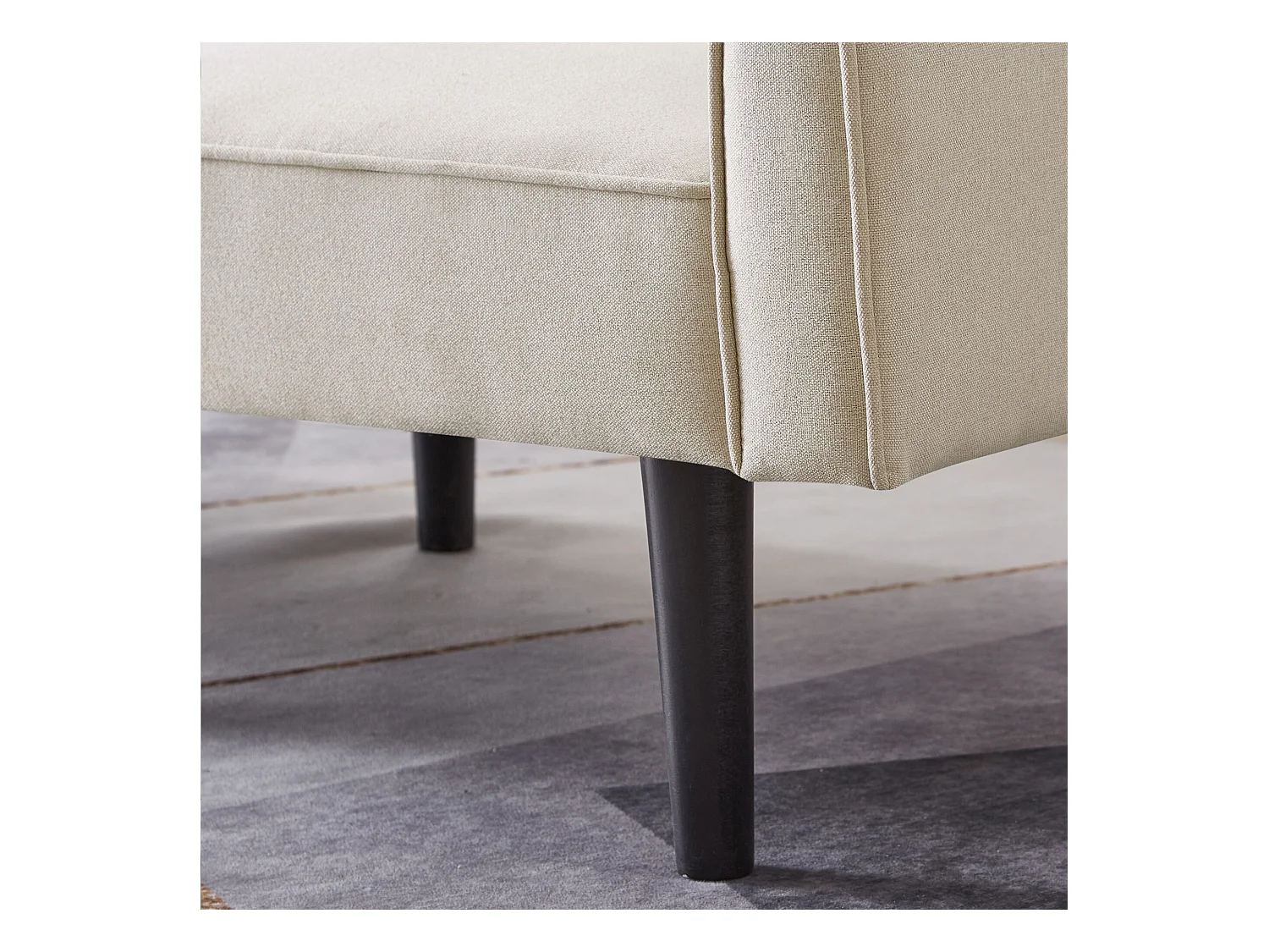 Dwuosobowa sofa z beżowej tkaniny lnianej z regulowanym, wyściełanym oparciem i drewnianymi nogami – do salonu lub sypialni