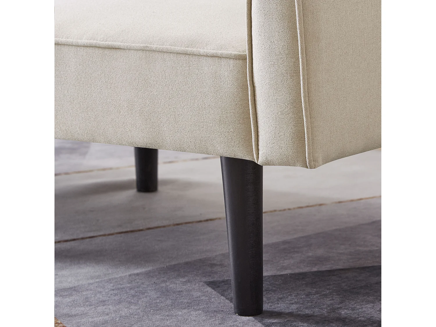 Beige linnen tweezitsbank met verstelbare, gewatteerde rugleuning en houten poten - voor woonkamer of slaapkamer