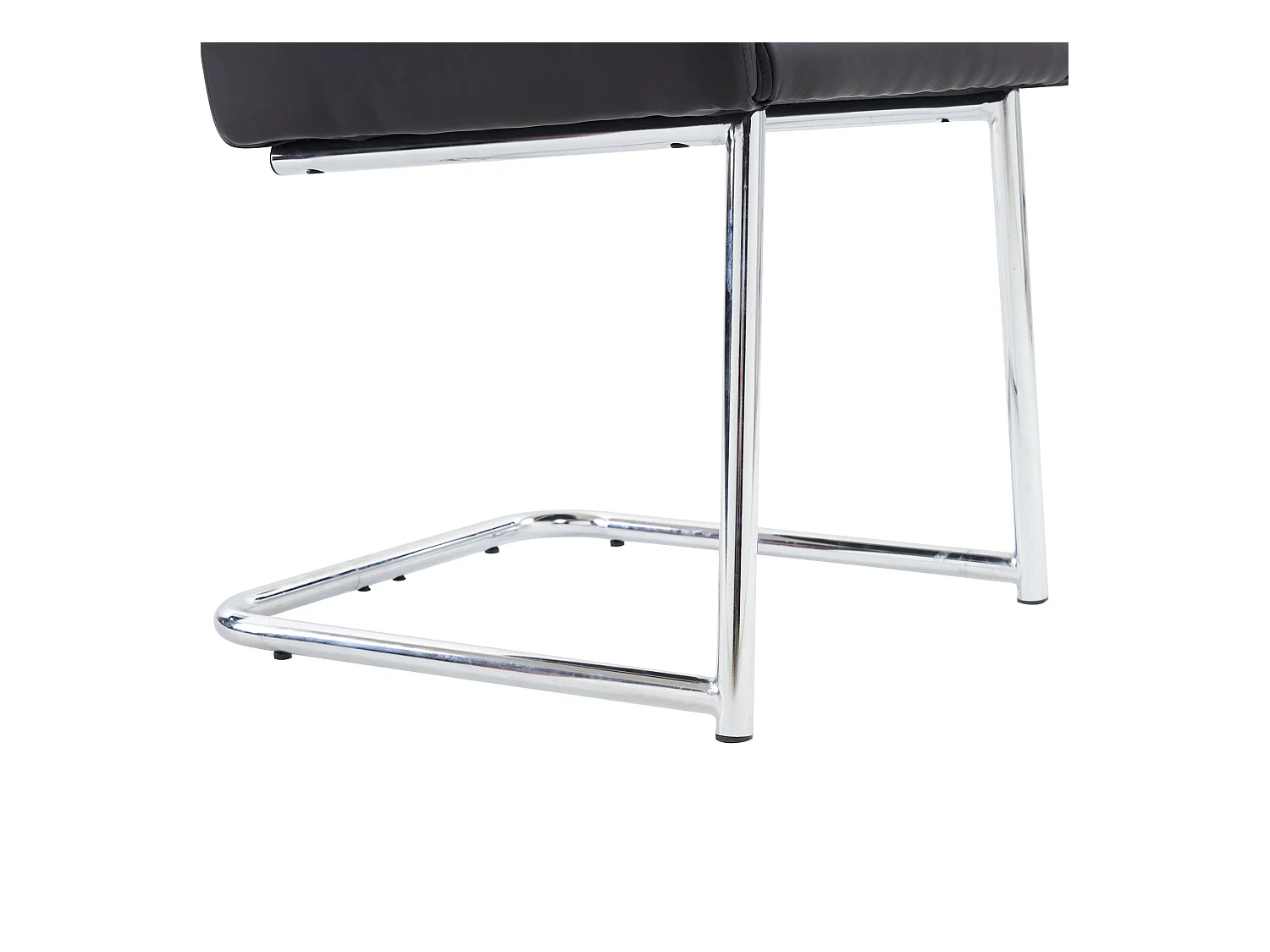 Juego de 2 sillas de comedor de piel sintética negra con respaldo y reposabrazos y patas de metal plateadas.