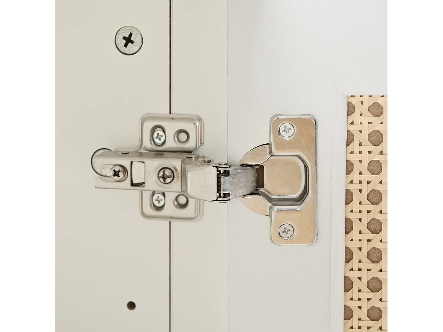 Buffet blanc et beige avec 4 portes en rotin et étagères réglables, 140x80x40 cm