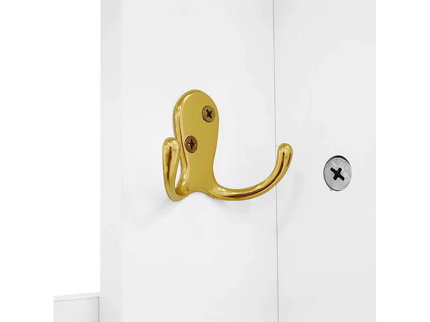 Portemanteau blanc avec banc à chaussures – portes à vague, crochets dorés et étagères réglables – meuble d’entrée moderne