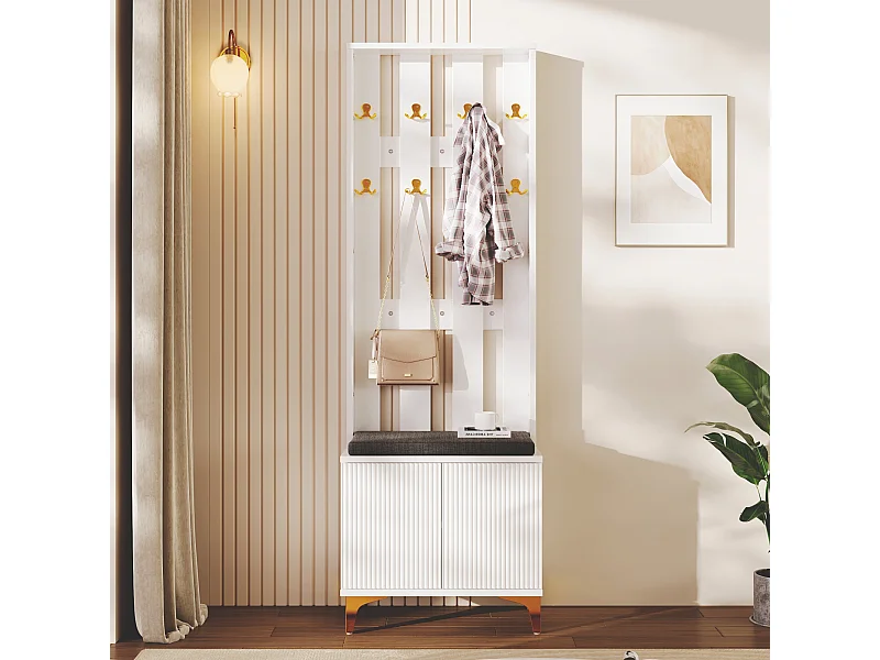 Witte kapstok met schoenenbank – golfvormige deuren, gouden haken en verstelbare planken – modern halmeubilair
