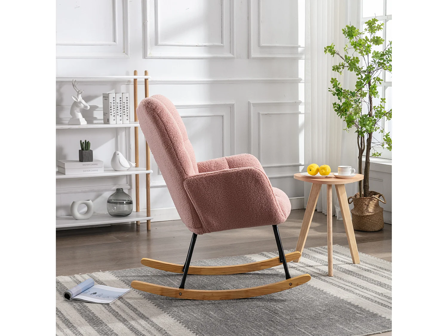 Nowoczesny fotel bujany, różowy plusz, fotel bujany z podłokietnikami i oparciem, odpowiedni do salonu i sypialni