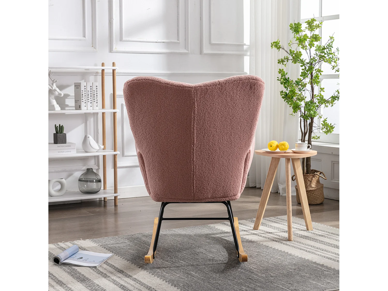 Nowoczesny fotel bujany, różowy plusz, fotel bujany z podłokietnikami i oparciem, odpowiedni do salonu i sypialni