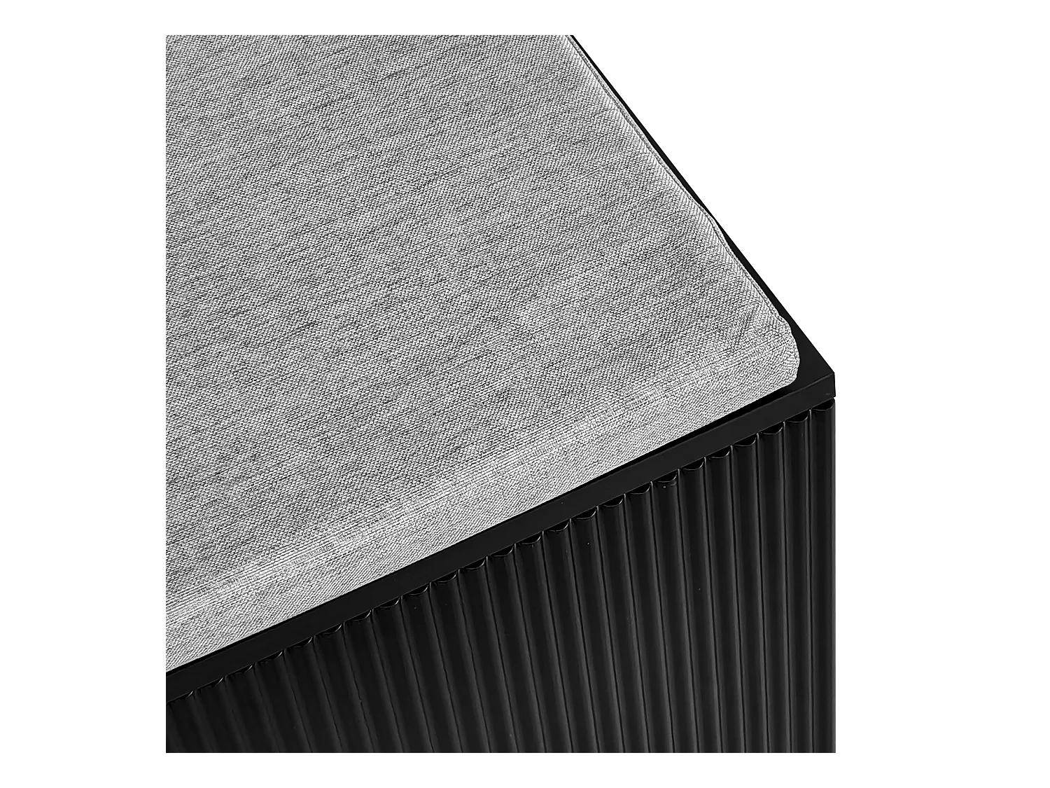 Zwarte kapstok met schoenenbank – golfvormige deuren, gouden haken en verstelbare planken – modern halmeubilair