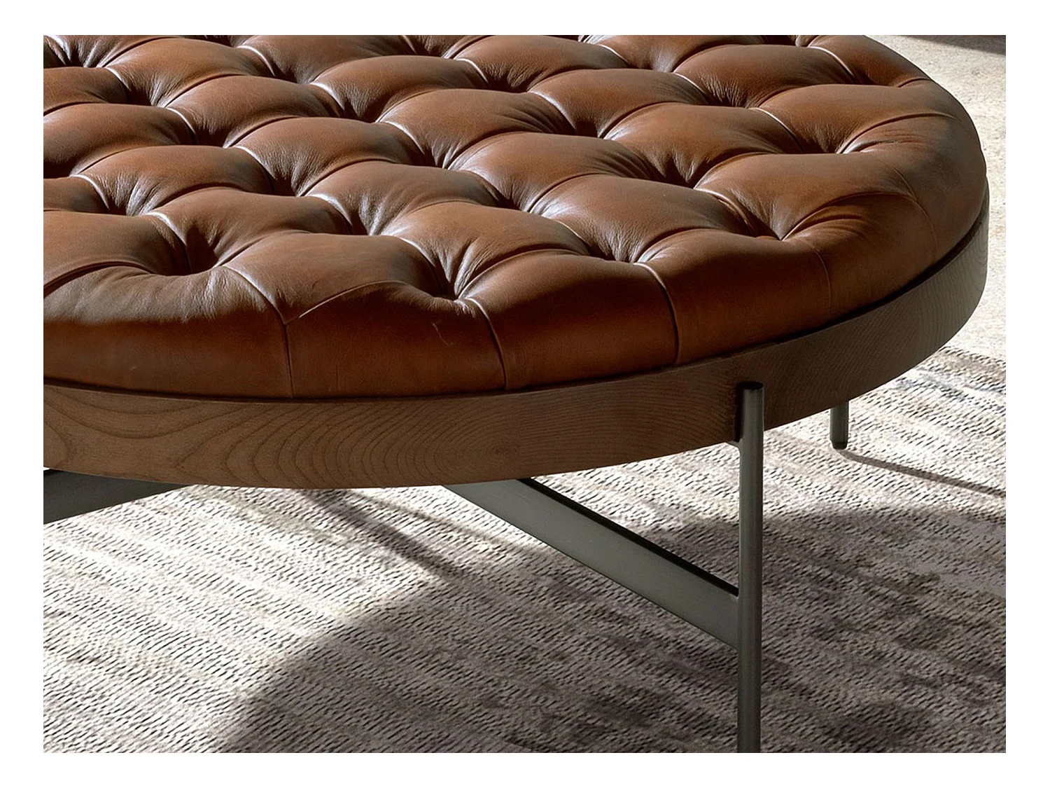 Table basse ronde en cuir brun foncé, noyer et acier foncé 2147 ANGEL CERDA