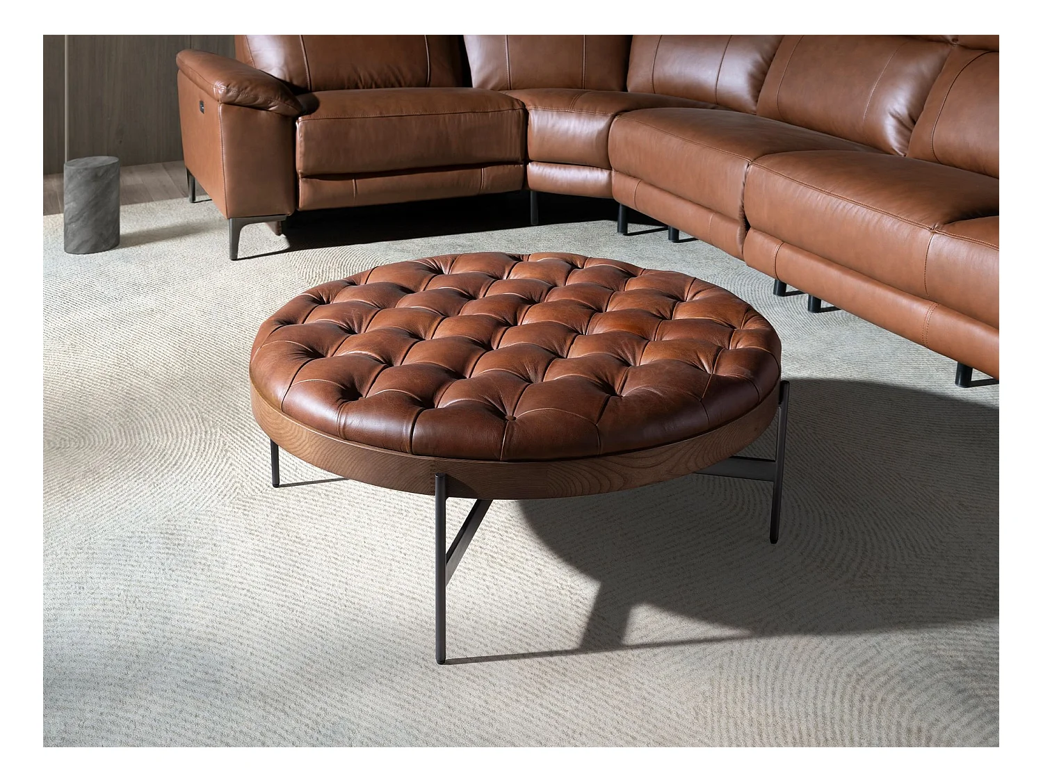 Table basse ronde en cuir brun foncé, noyer et acier foncé 2147 ANGEL CERDA