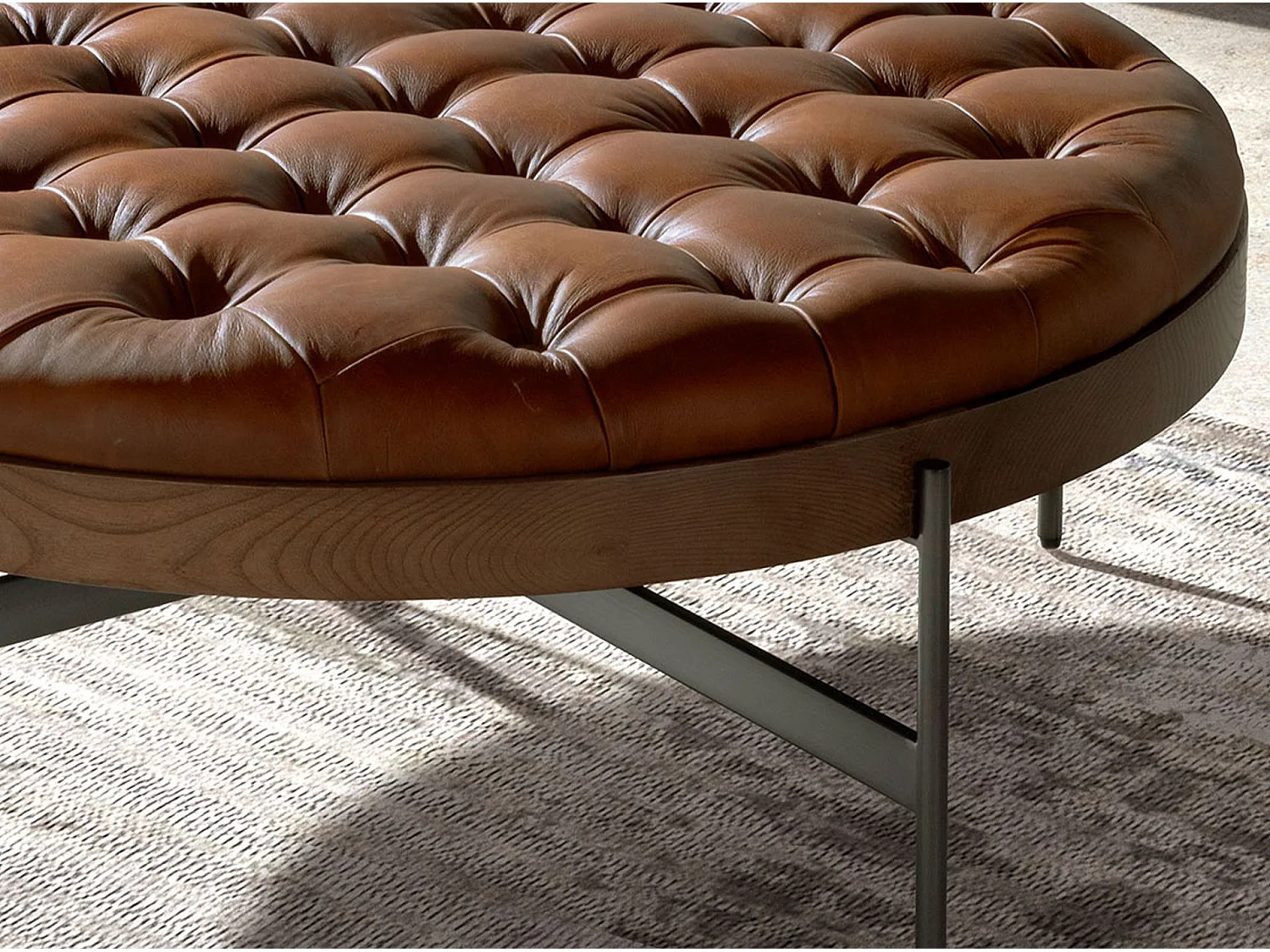 Table basse ronde en cuir brun foncé, noyer et acier foncé 2147 ANGEL CERDA