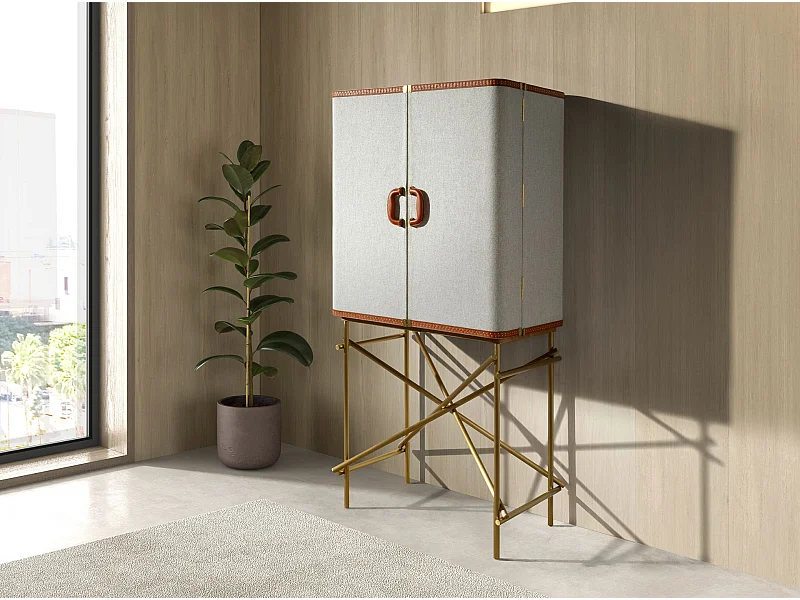 Großes Sideboard, Stoff, Nussbaum und goldfarbener polierter Stahl 3272 ANGEL CERDA