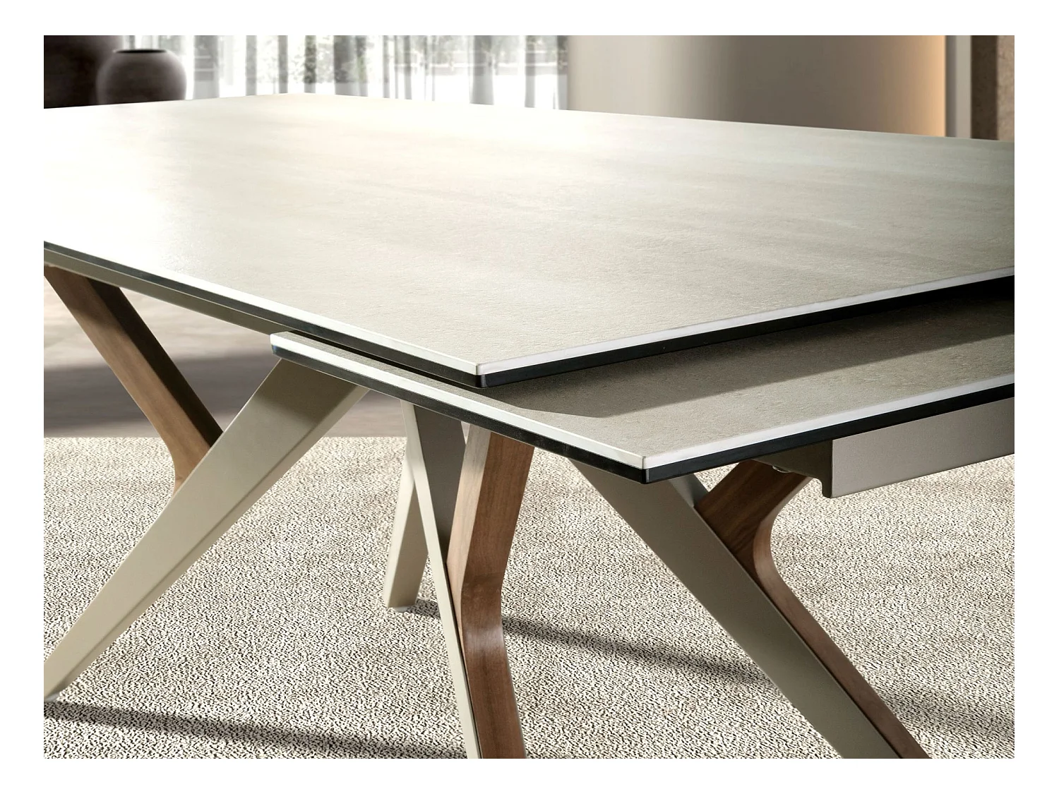 Rechteckiger ausziehbarer Esstisch aus Porzellanmarmor, Stahl in Sandmetallic und Nussbaum 1155 ANGEL CERDA