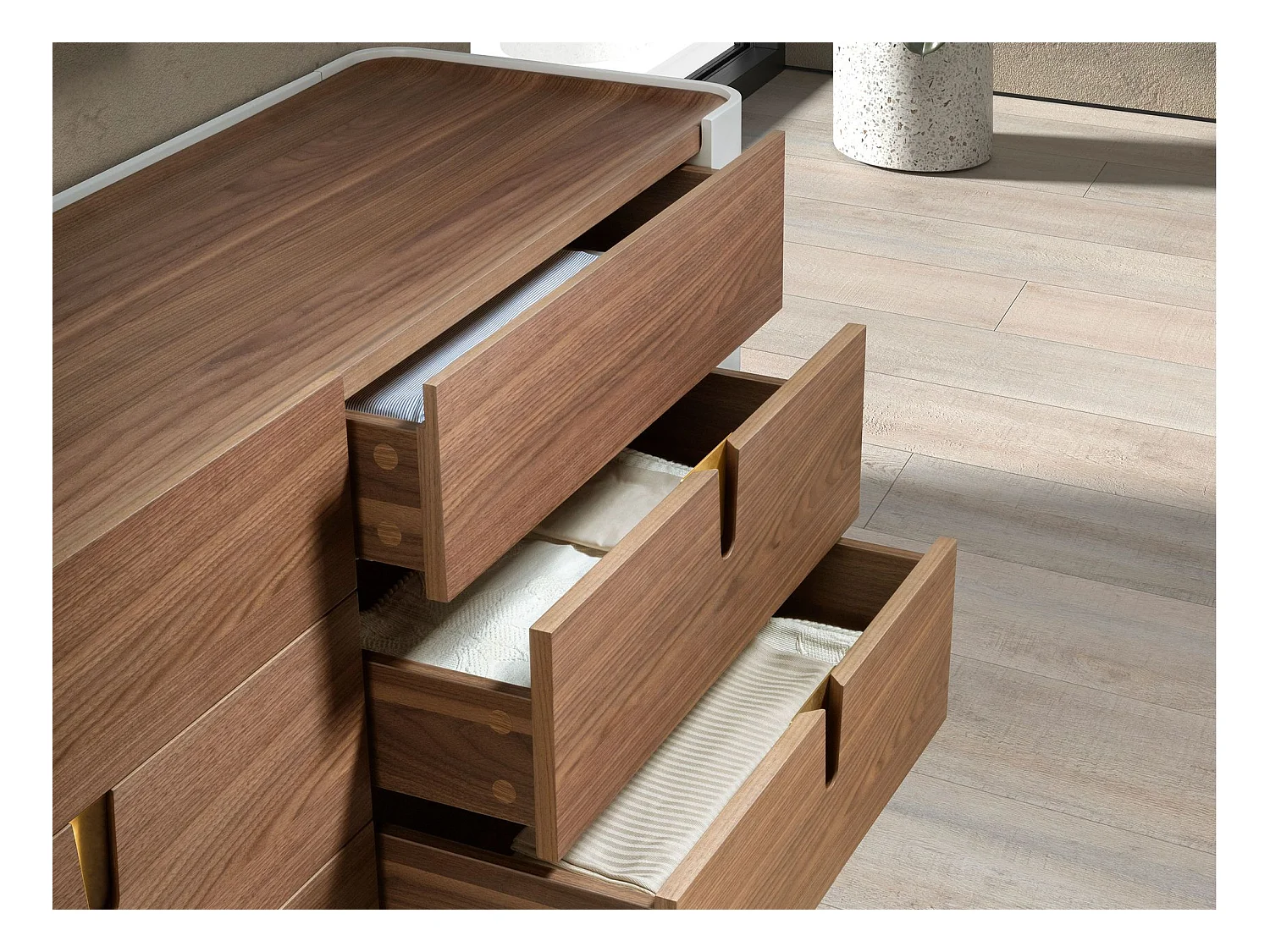 Commode en bois beige, acier poli doré et plateau en noyer 7185 ANGEL CERDA