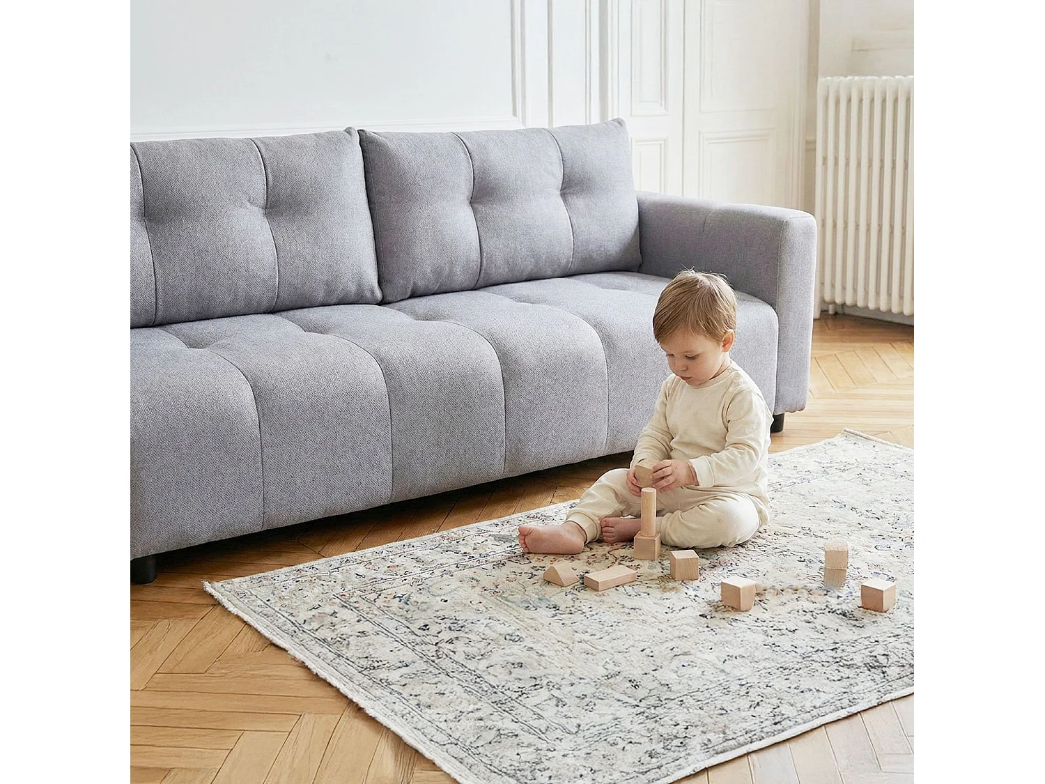 Schlafsofa Stylian 3-Sitzer Stoff Hellgrau Modern aus Massivholz - Bequem und Langlebig