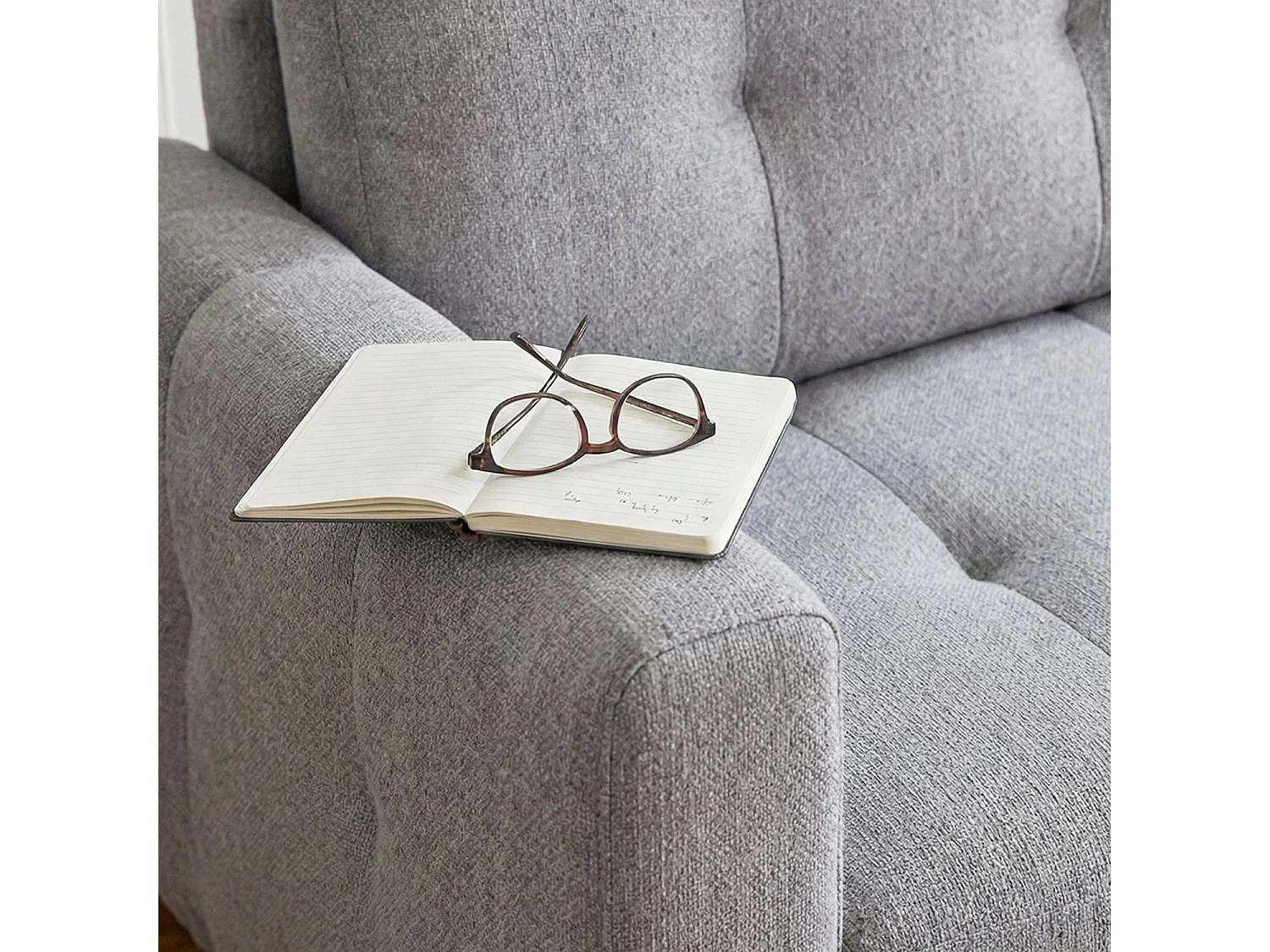 Schlafsofa Stylian 3-Sitzer Stoff Hellgrau Modern aus Massivholz - Bequem und Langlebig