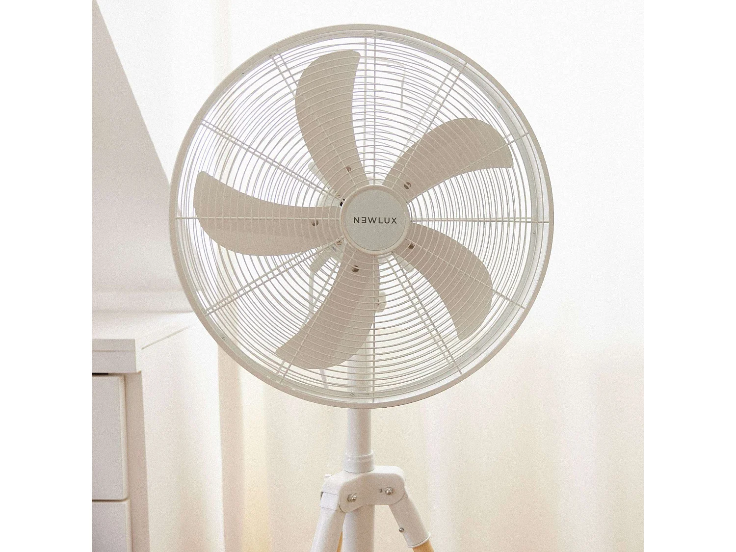 Ventilador de Pie  Tripod W3050 Blanco - Newlux