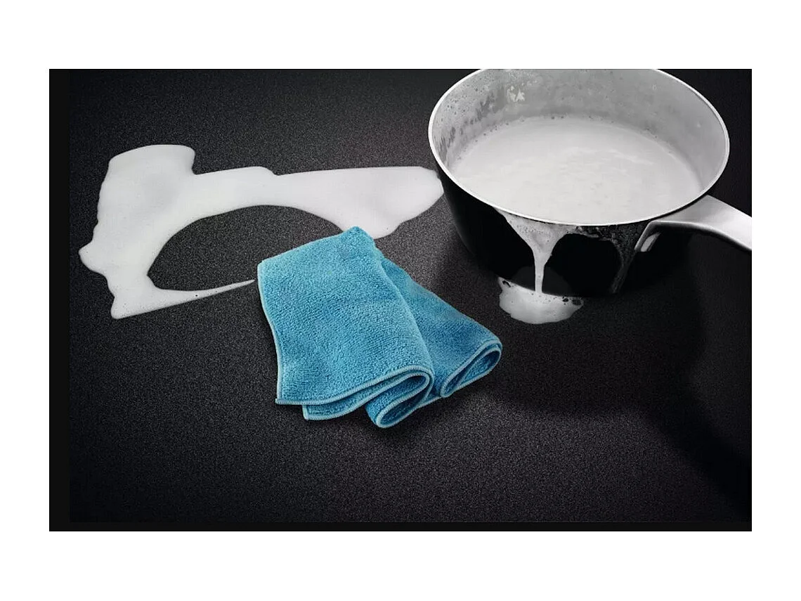 Electrolux Table de cuisson aspirante induction 70cm 4feux 7350kw noir - KCC73443CZ