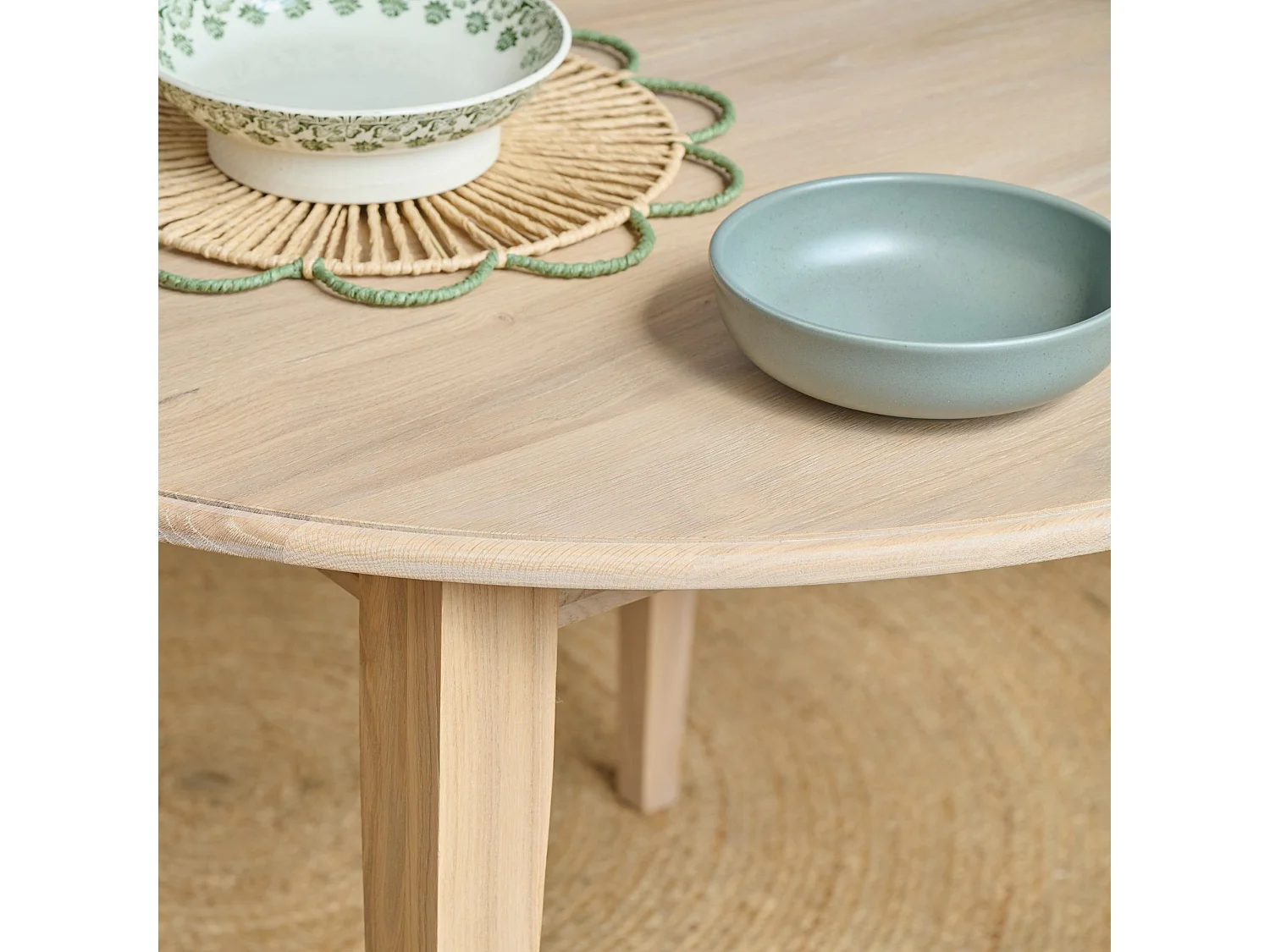 Table ronde extensible chêne blanchi 4/6 places D105 pieds fuseau - VICTORIA