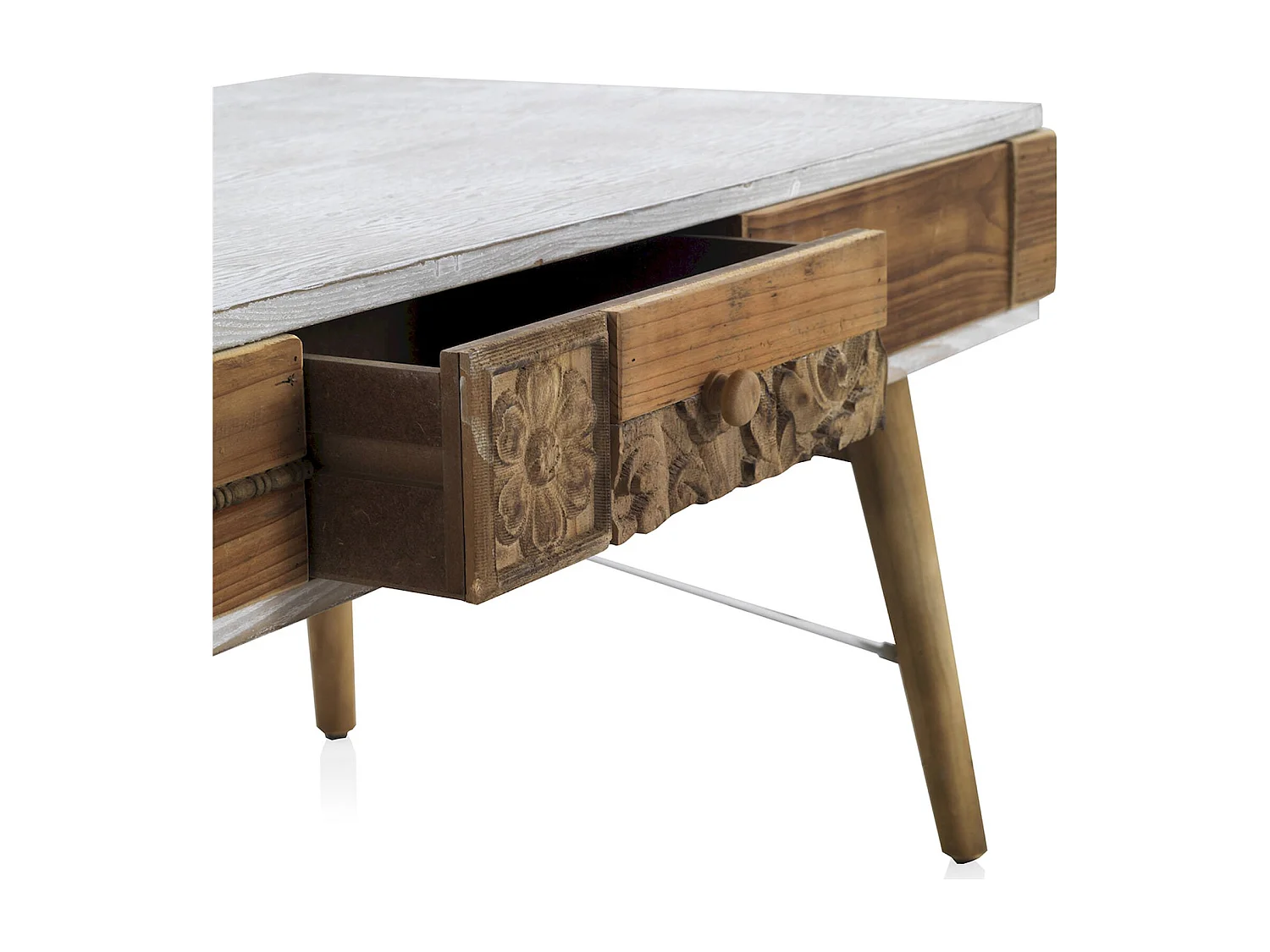 Table basse blanche et bois naturel sculpté ambiance vintage