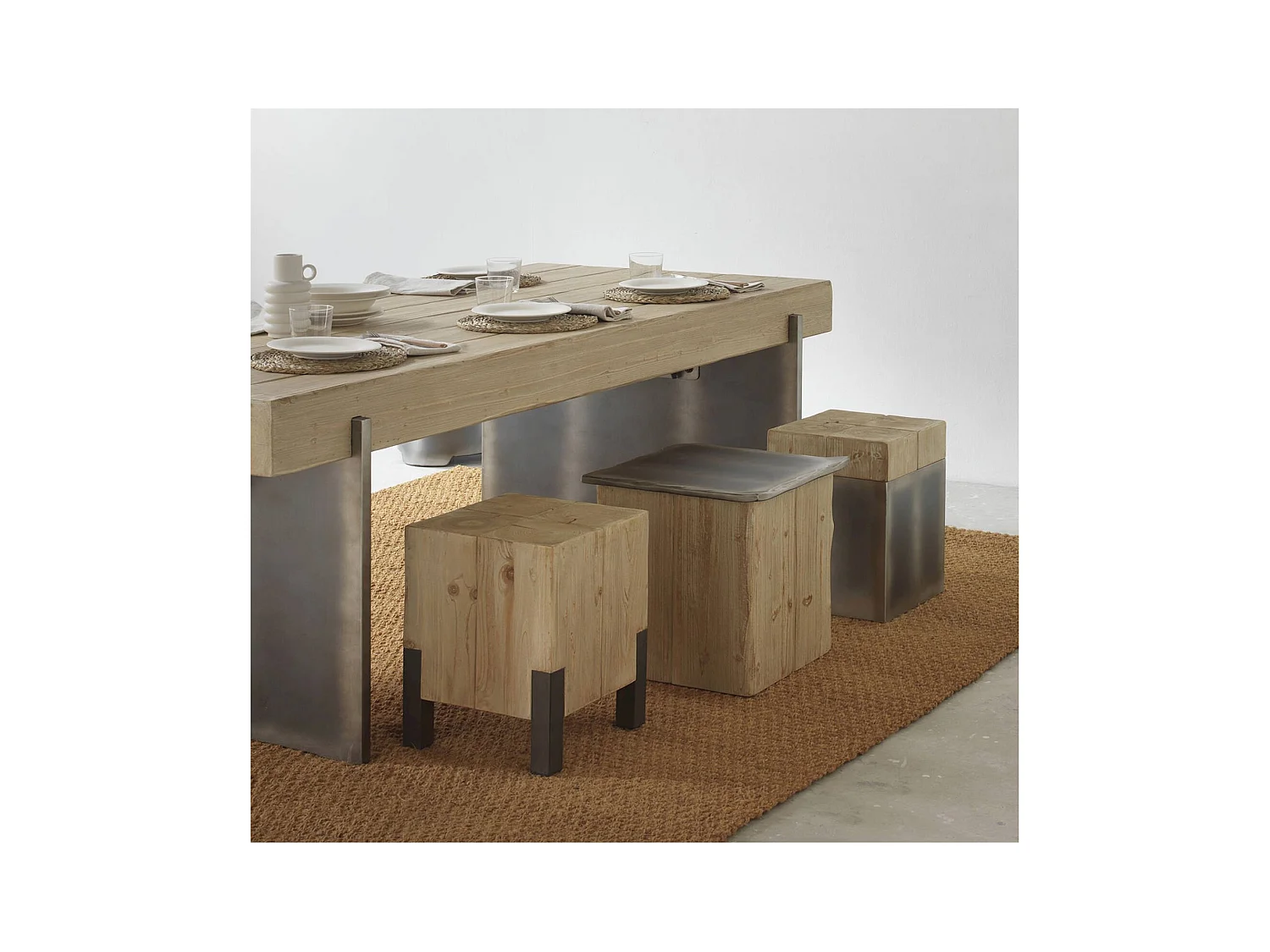 table basse bois d'abeto et pieds laqués finition métalisée