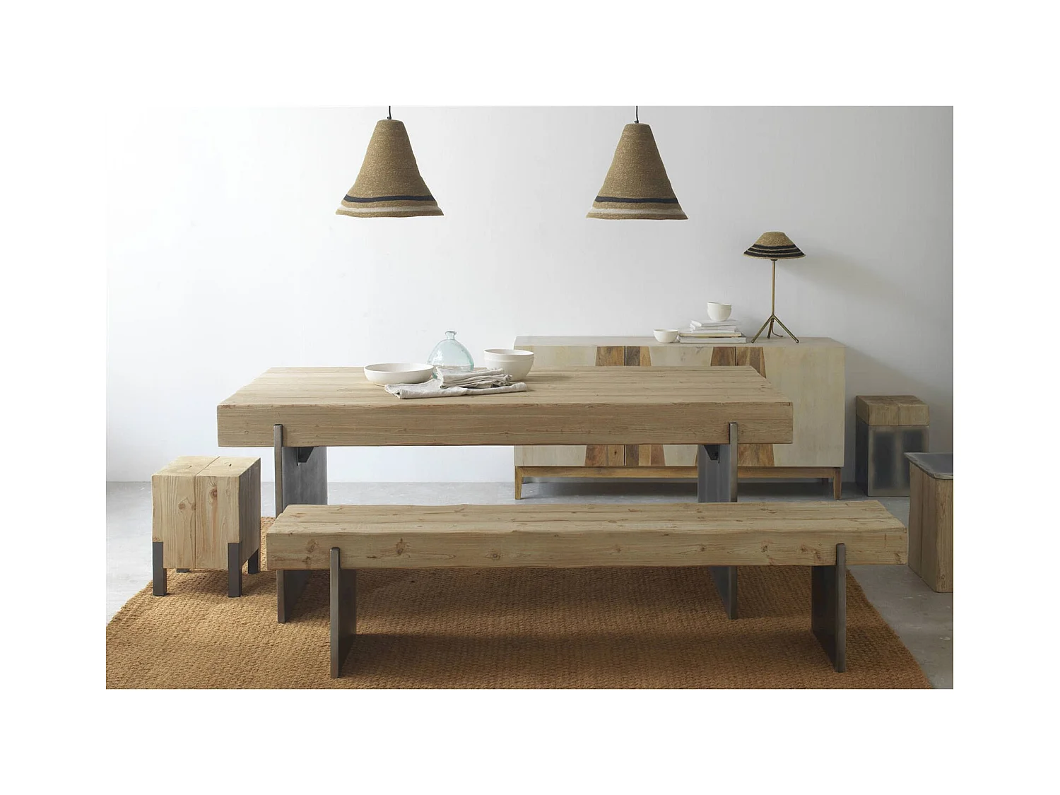 table basse bois d'abeto et pieds laqués finition métalisée