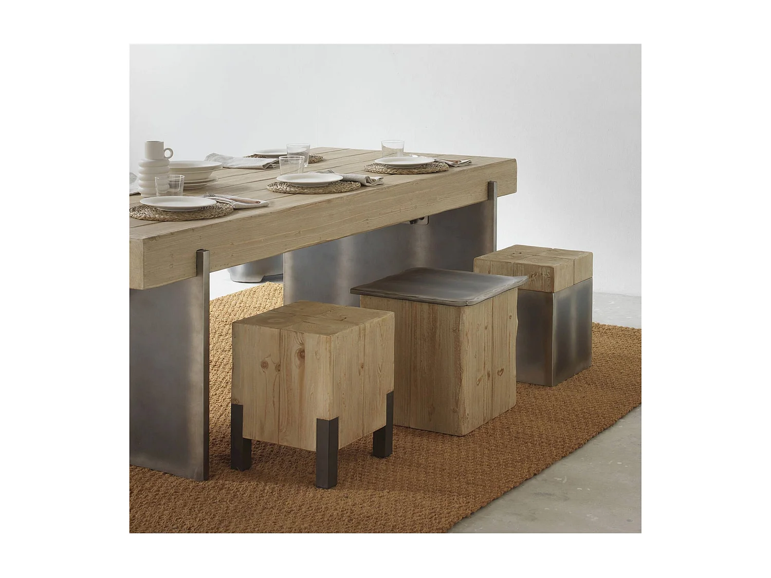 table basse bois d'abeto et pieds laqués finition métalisée