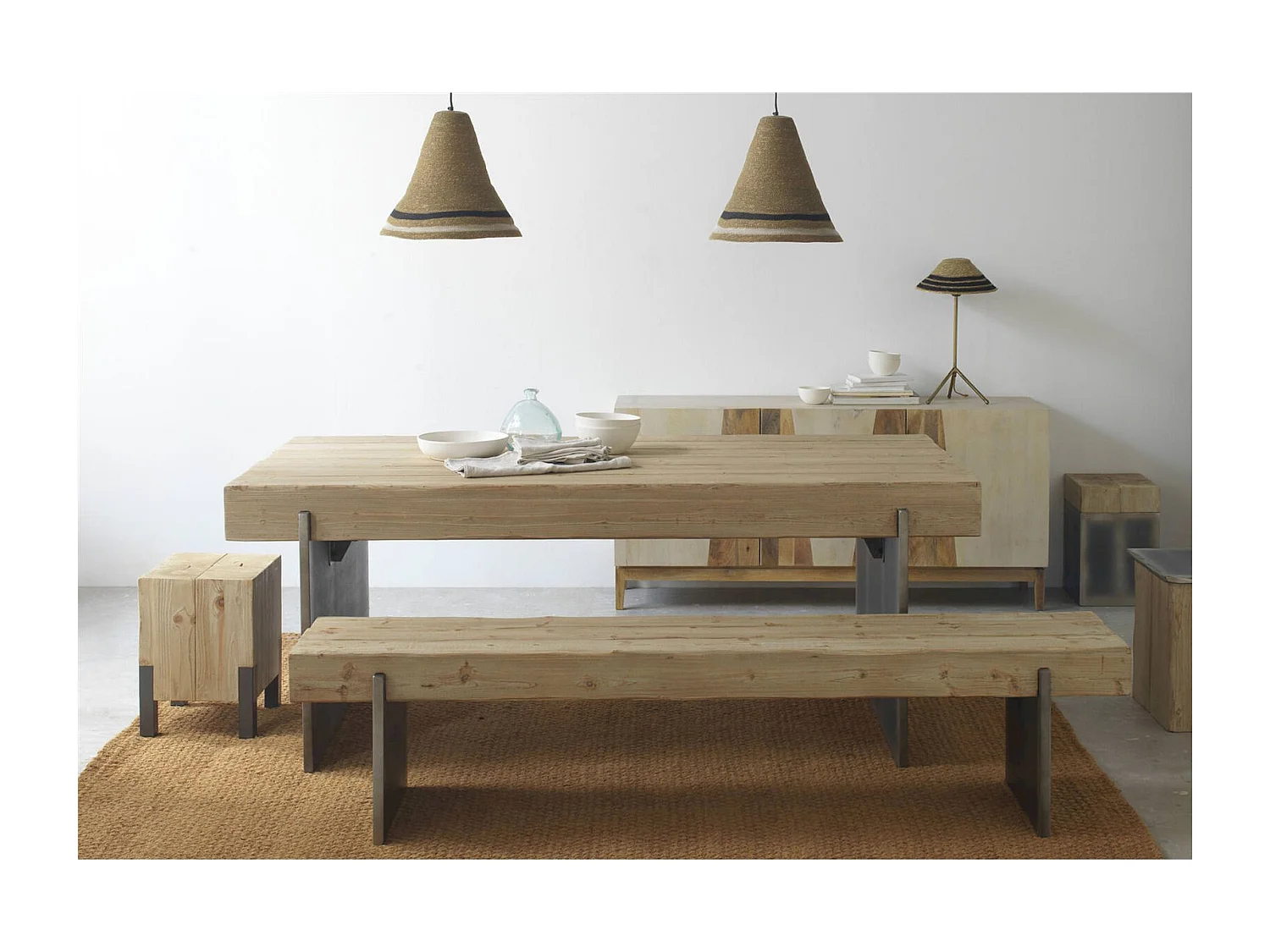 table basse bois d'abeto et pieds laqués finition métalisée