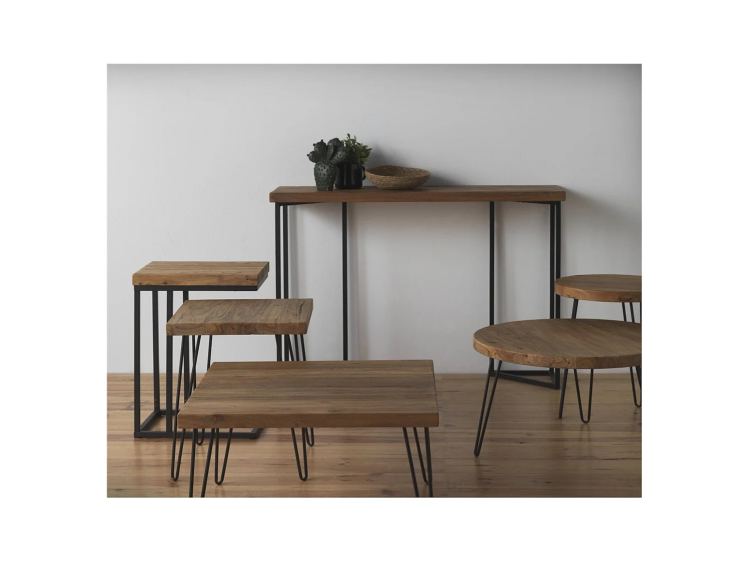 Table basse bois d'orme vieilli et pieds métal style industriel