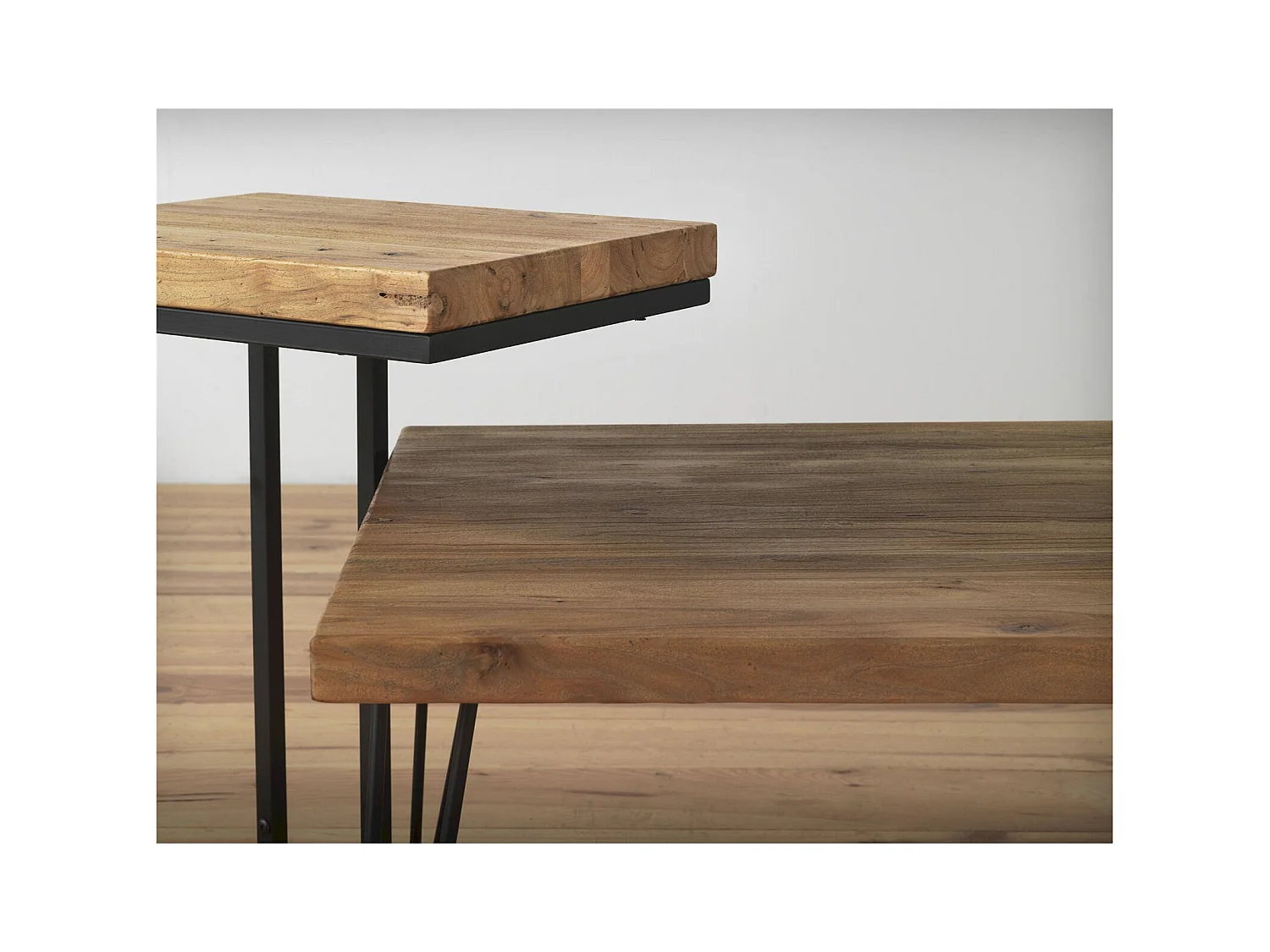 Table basse bois d'orme vieilli et pieds métal style industriel