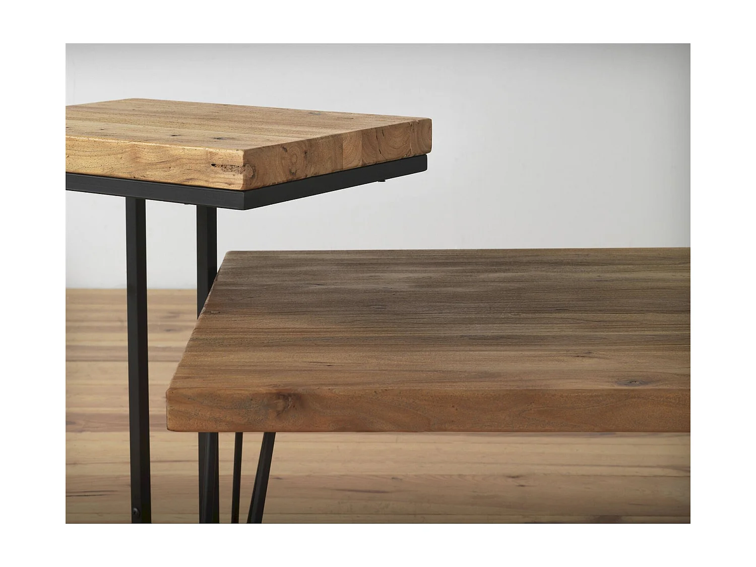 Table basse bois d'orme vieilli et pieds métal style industriel