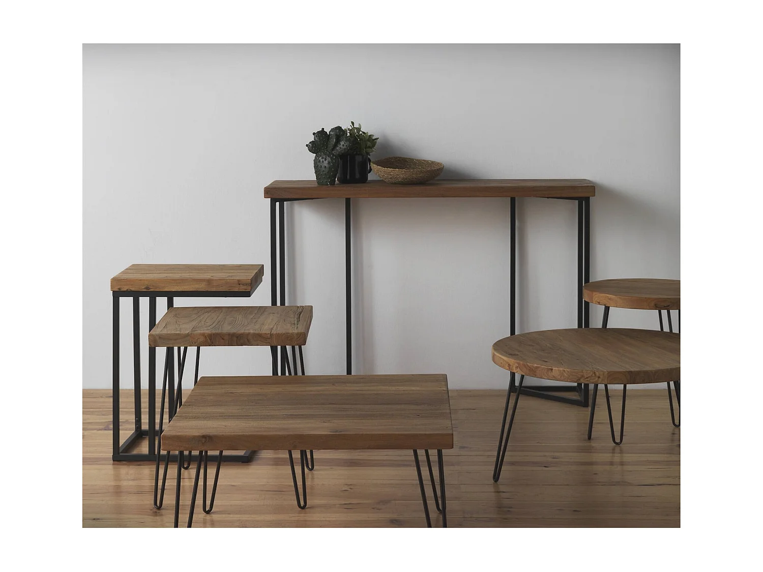 table basse industrielle bois d orme naturel et pieds métal noir