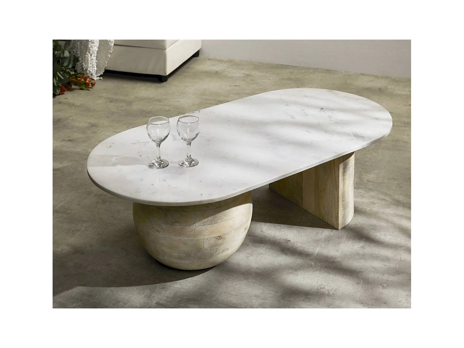 table basse design en bois de manguier et plateau marbre naturel