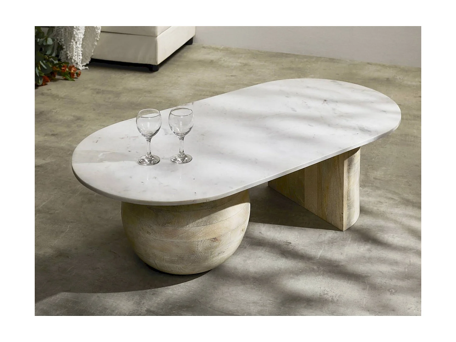 table basse design en bois de manguier et plateau marbre naturel