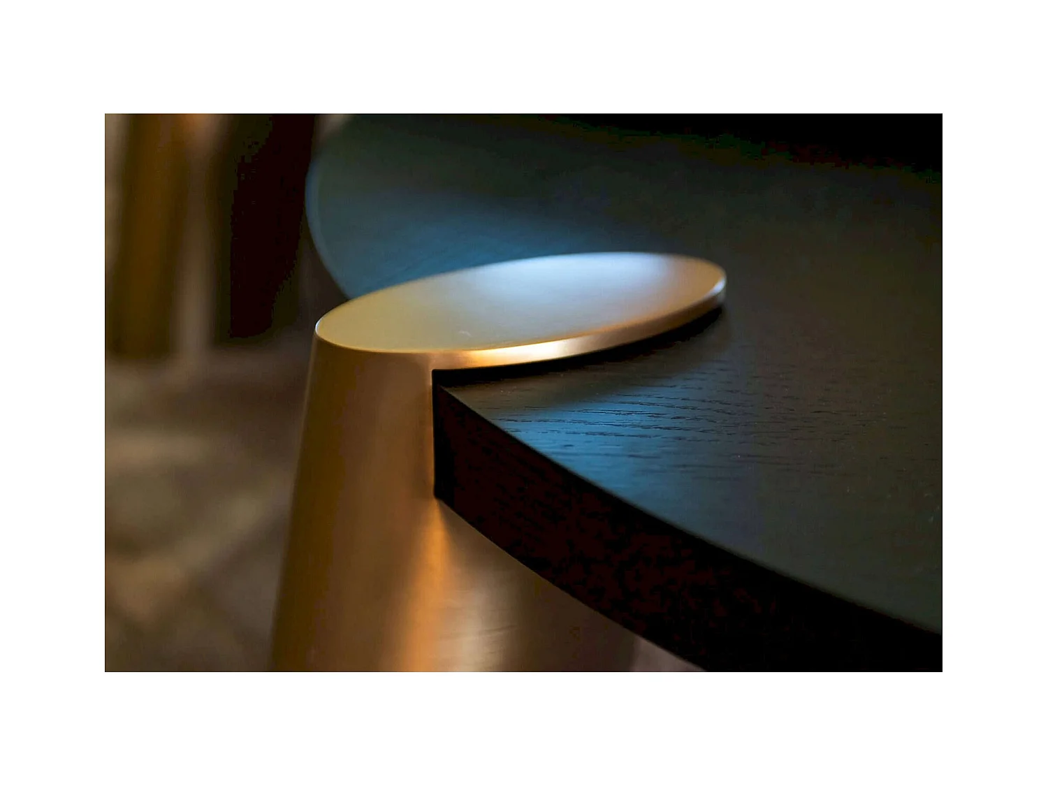 Table basse design ronde effet chêne et acier noir charbon