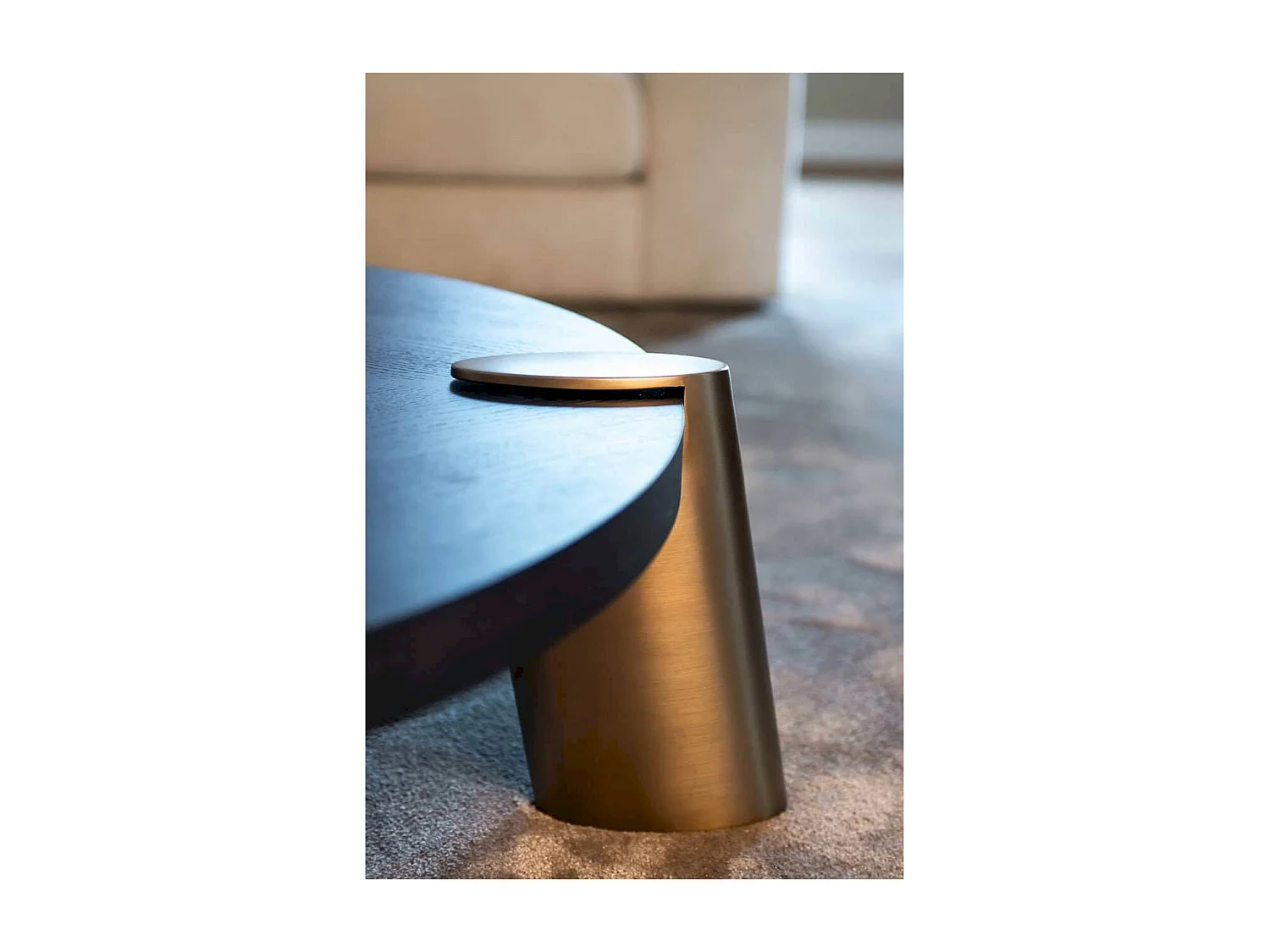 Table basse design ronde effet chêne et acier noir charbon