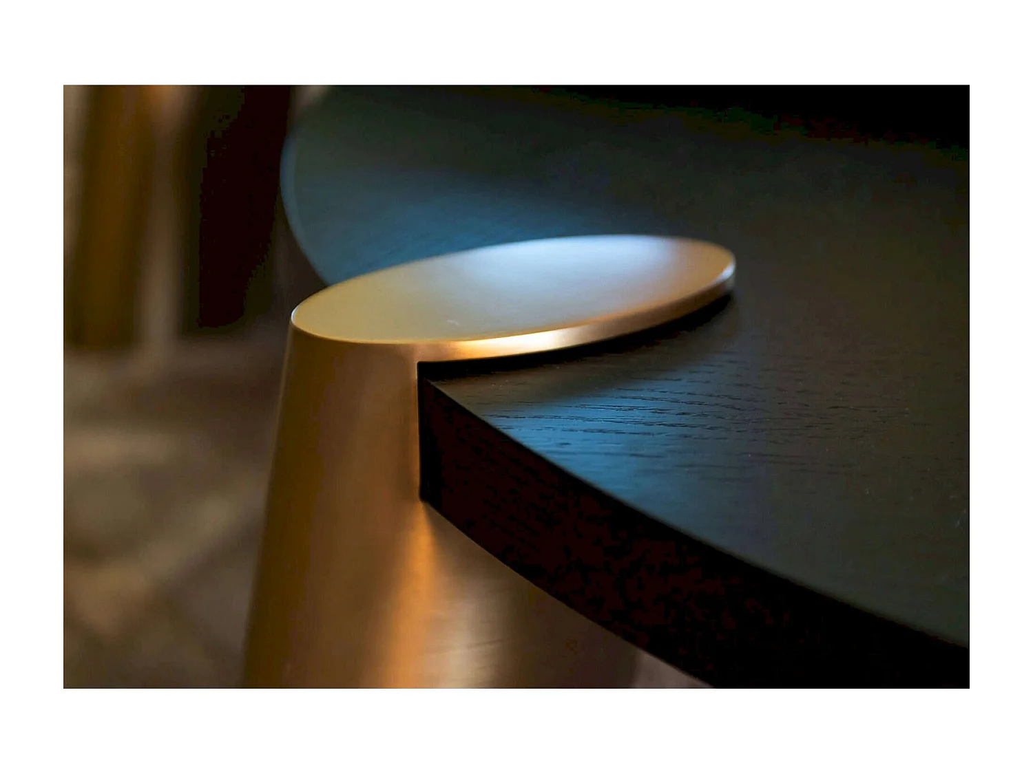 Table basse design ronde effet chêne et acier noir charbon