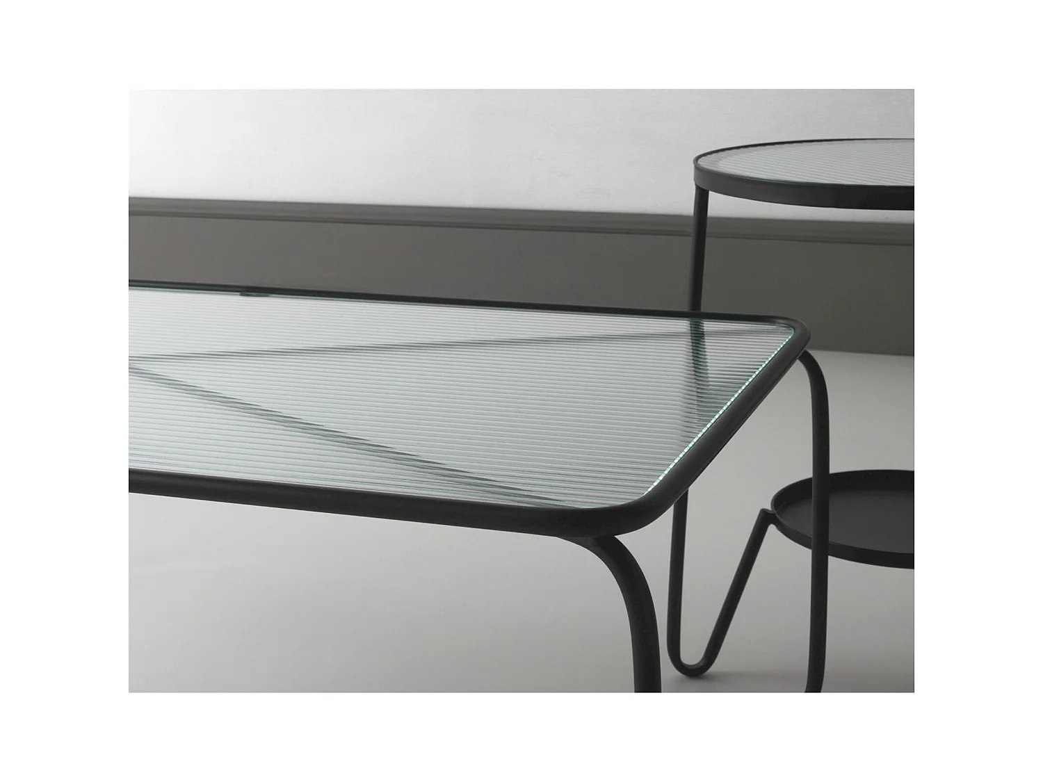 Table basse métal noir et verre design contemporain